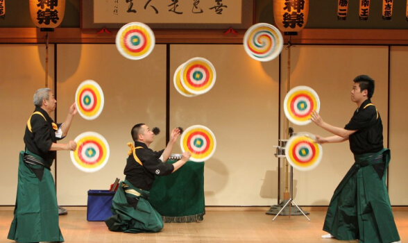 Daikagura gồm những màn nhào lộn thú vị mang tính giải trí cao.